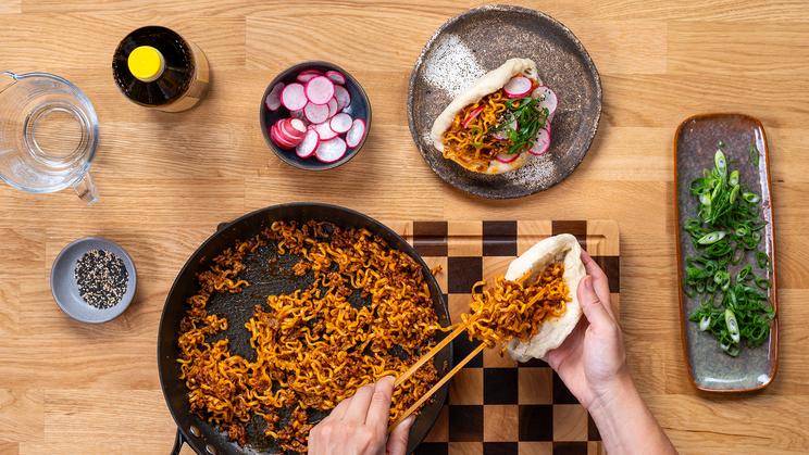 Bao Buns mit Gochujang Hackfleisch