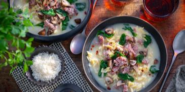 Orzo-Pilz-Suppe mit Salsiccia