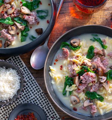 Orzo-Pilz-Suppe mit Salsiccia