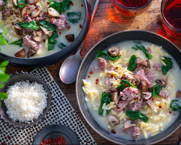 Orzo-Pilz-Suppe mit Salsiccia