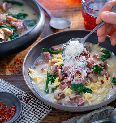 Orzo-Pilz-Suppe mit Salsiccia