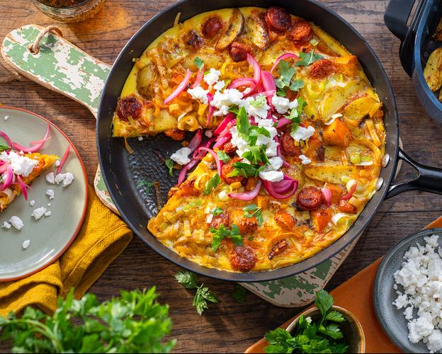 Kartoffel-Kürbis Pfanne mit Chorizo und Feta
