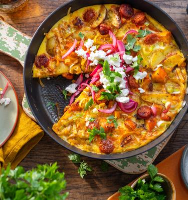 Kartoffel-Kürbis Pfanne mit Chorizo und Feta