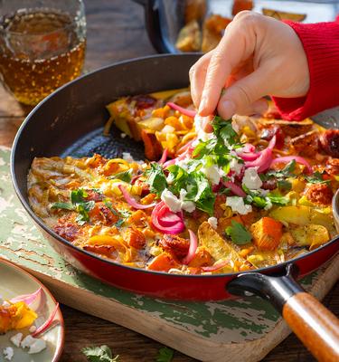 Kartoffel-Kürbis Pfanne mit Chorizo und Feta