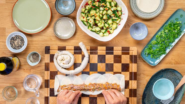 Crispy Dumpling-Rolle in der Pfanne