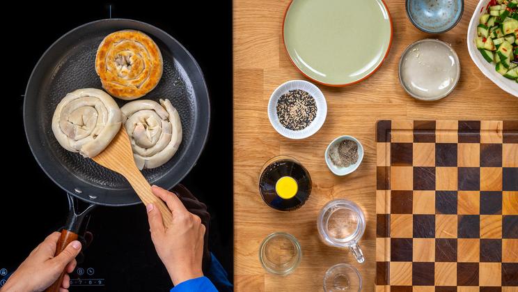 Crispy Dumpling-Rolle in der Pfanne