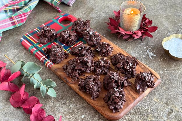 Rocas de chocolate y patatas chips