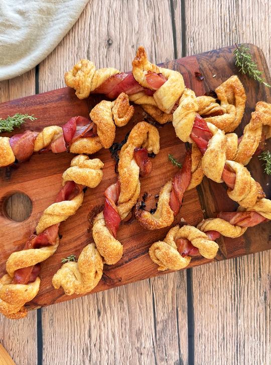 Rollitos cinnamon de hojaldre y bacon