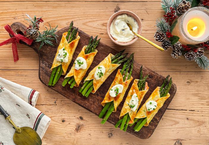 Rollitos de salmón ahumado con espárragos y salsa tártara