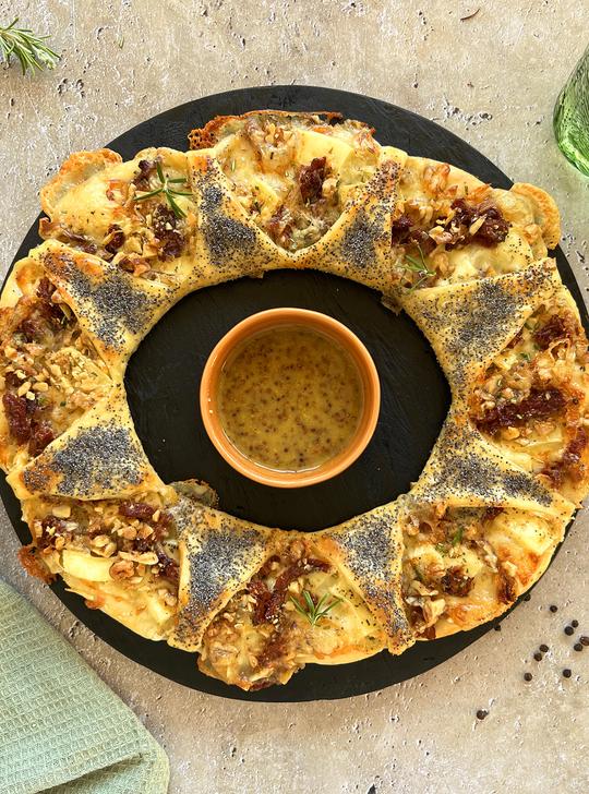 Sol de pizza de quesos con salsa de miel y mostaza