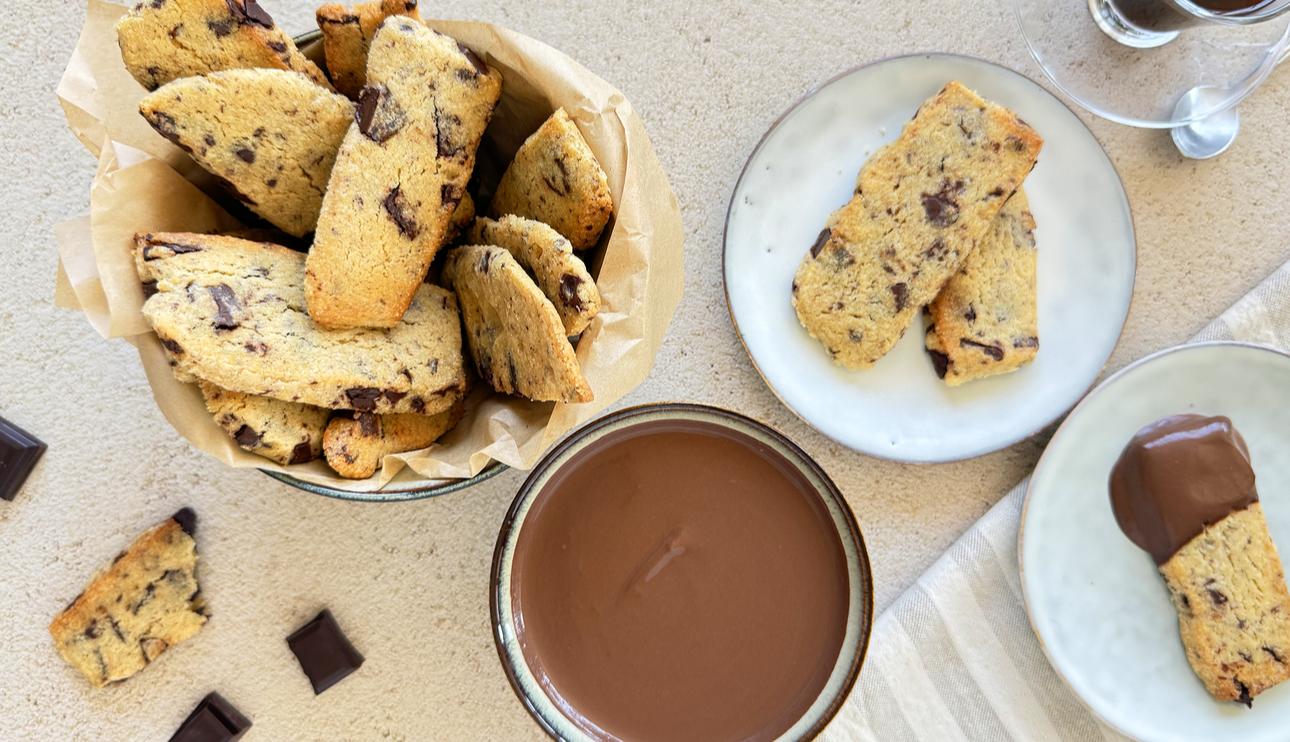 Sticks de cookies en freidora de aire con salsa de chocolate