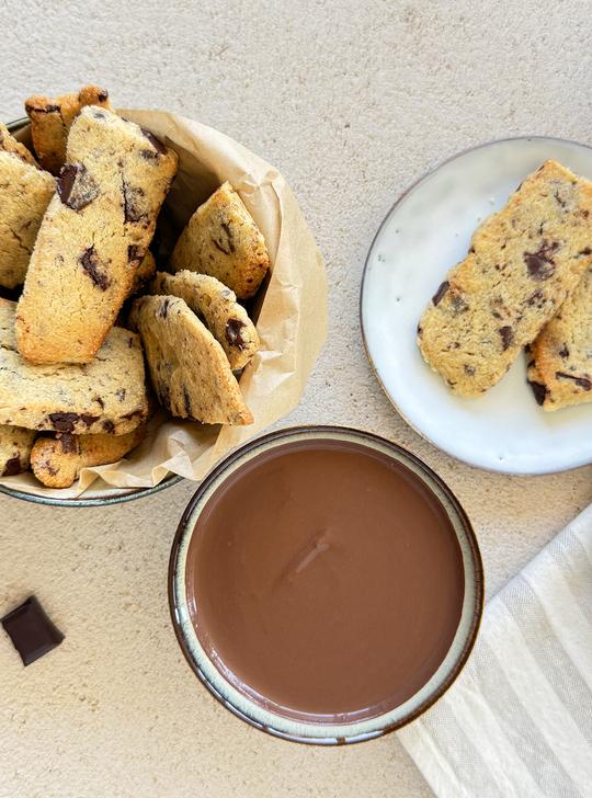Sticks de cookies en freidora de aire con salsa de chocolate