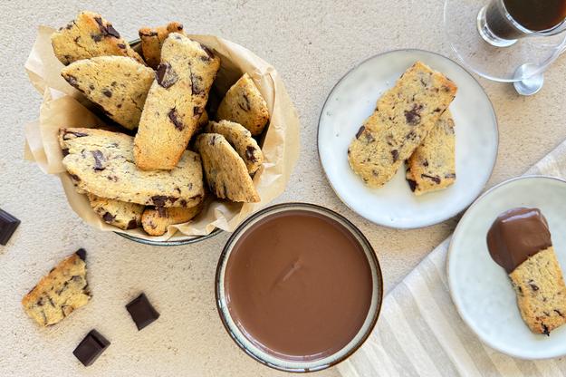 Sticks de cookies en freidora de aire con salsa de chocolate