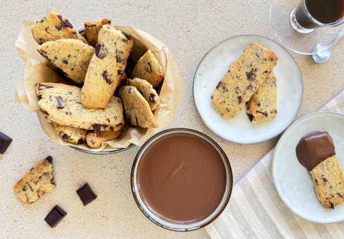 Sticks de cookies en freidora de aire con salsa de chocolate