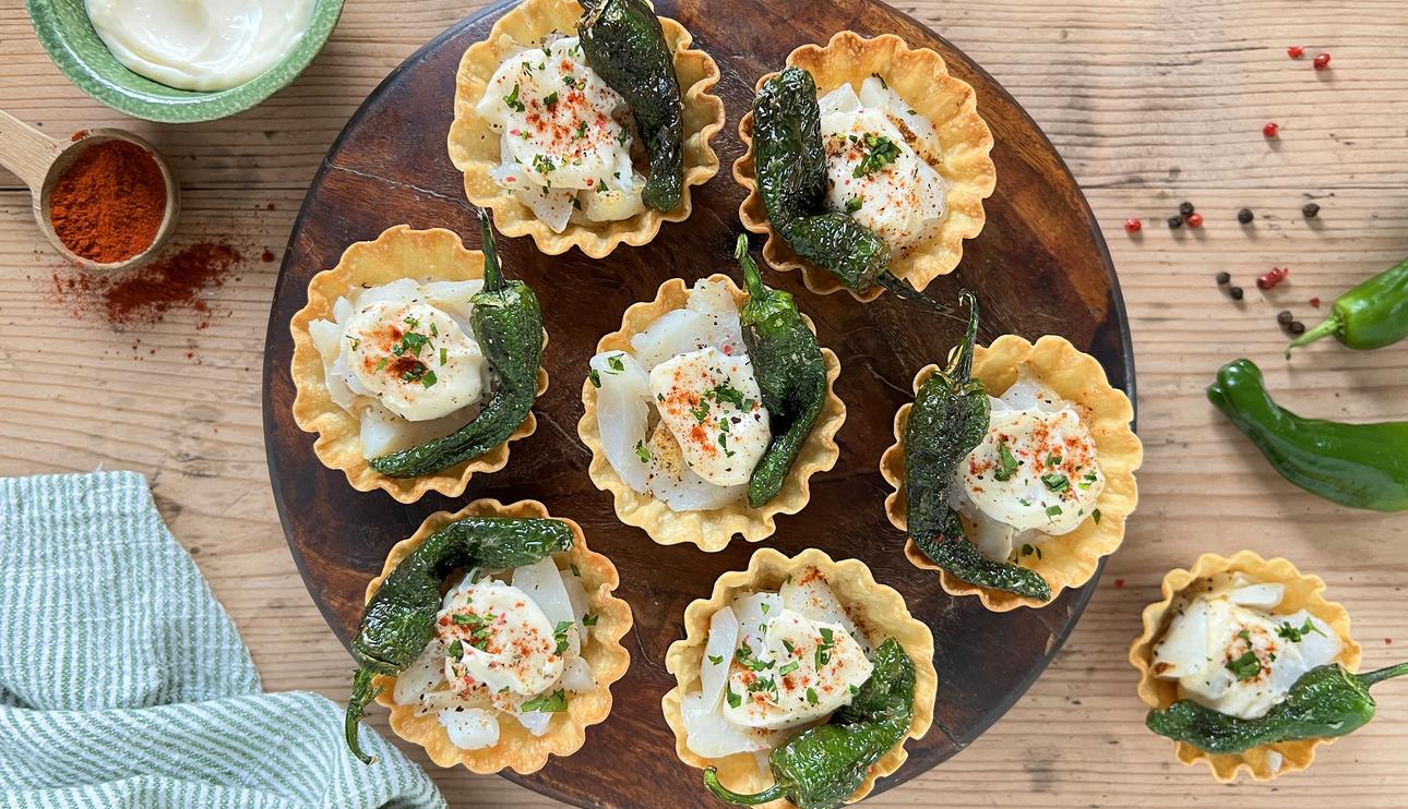 Tartaletas de bacalao con pimientos de Padrón y ajonesa