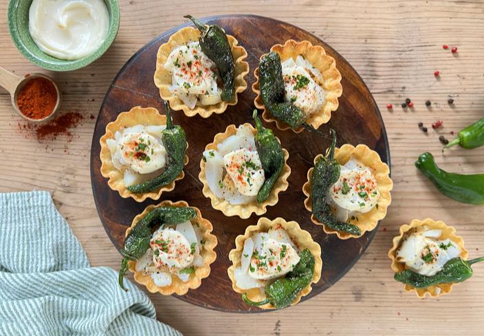 Tartaletas de bacalao con pimientos de Padrón y ajonesa