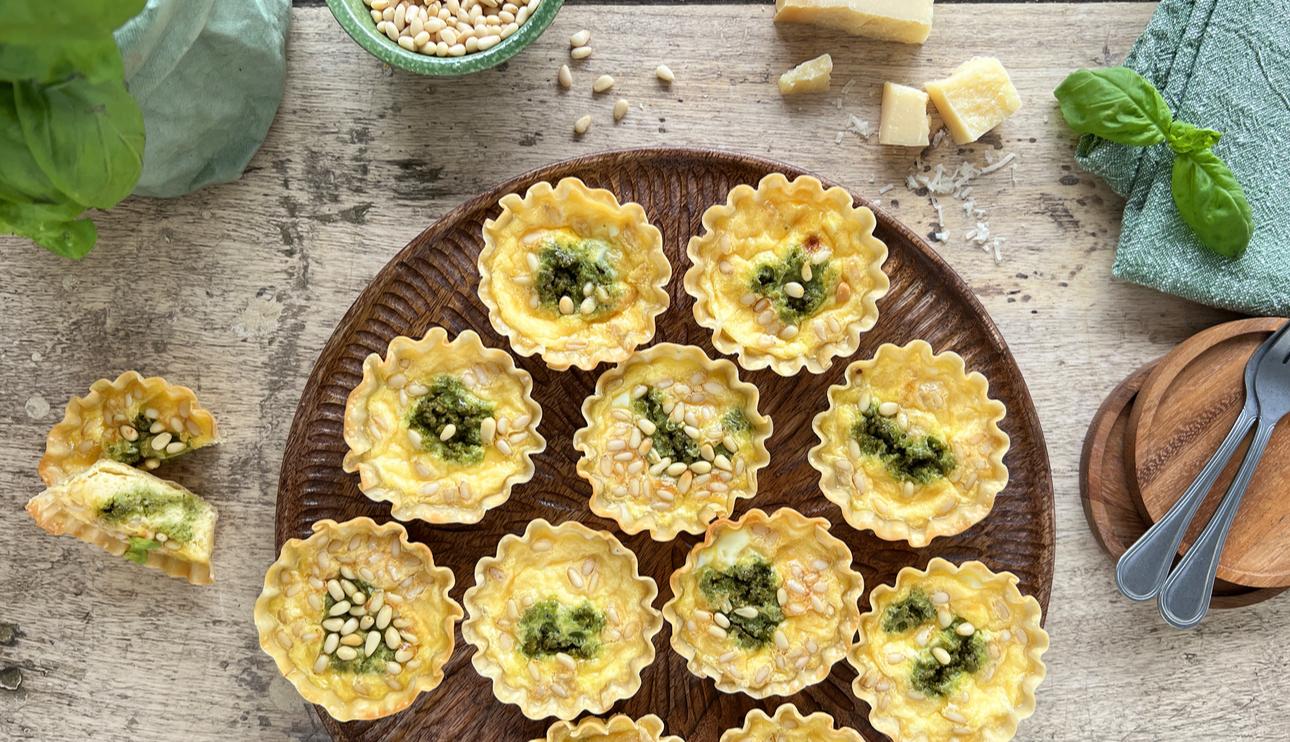 Tartaletas de queso parmesano y pesto