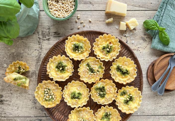 Tartaletas de queso parmesano y pesto