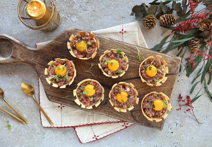 Tartaletas rellenas de steak tartar de solomillo con yema de huevo de codorniz