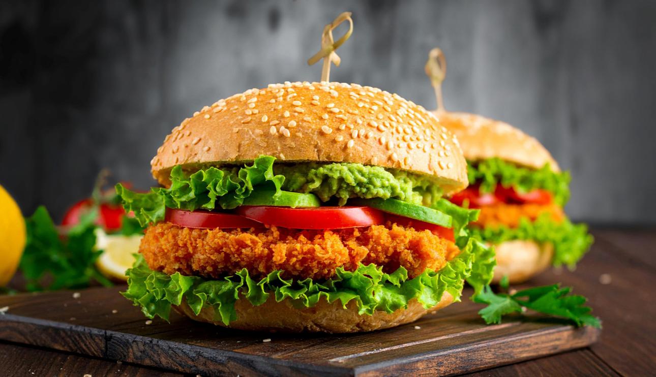 Hamburguesa de pollo picante con guacamole