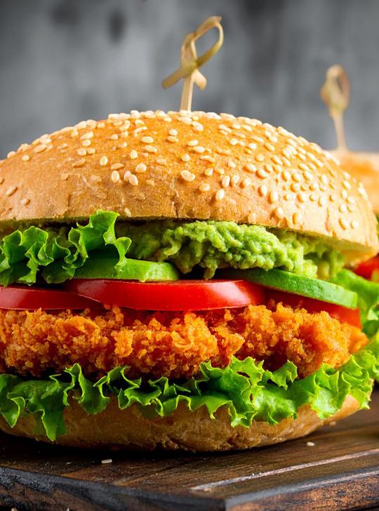 Hamburguesa de pollo picante con guacamole