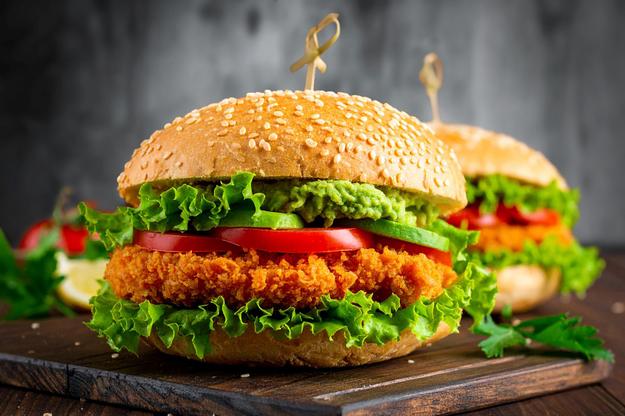 Hamburguesa de pollo picante con guacamole