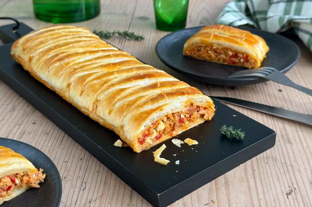 Trenza de hojaldre rellena de atún y tomate