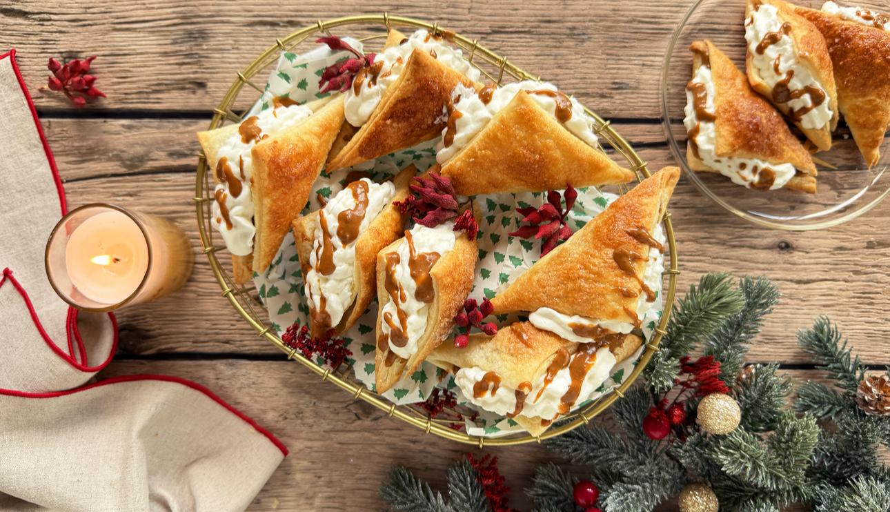 Triángulos de hojaldre con nata y Lotus Biscoff