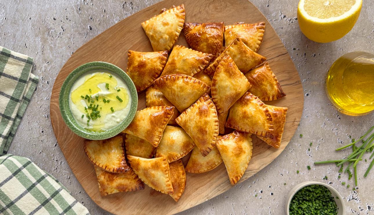 Triángulos rellenos con dip de feta