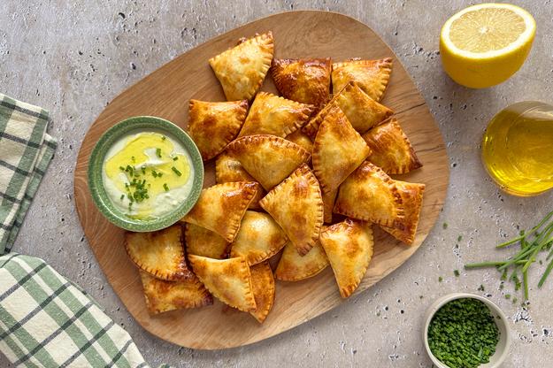 Triángulos rellenos con dip de feta