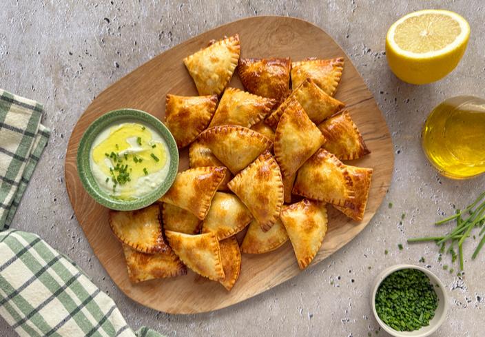 Triángulos rellenos con dip de feta