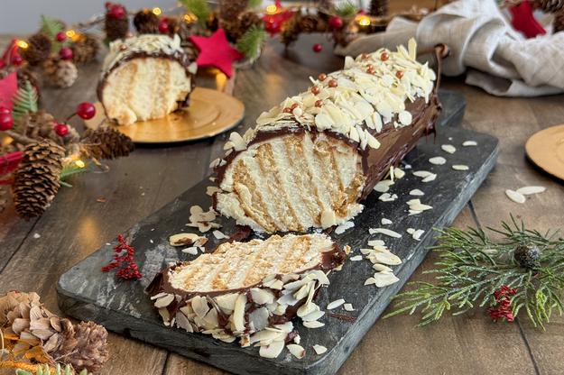 Tronco de galletas con chocolate negro y blanco