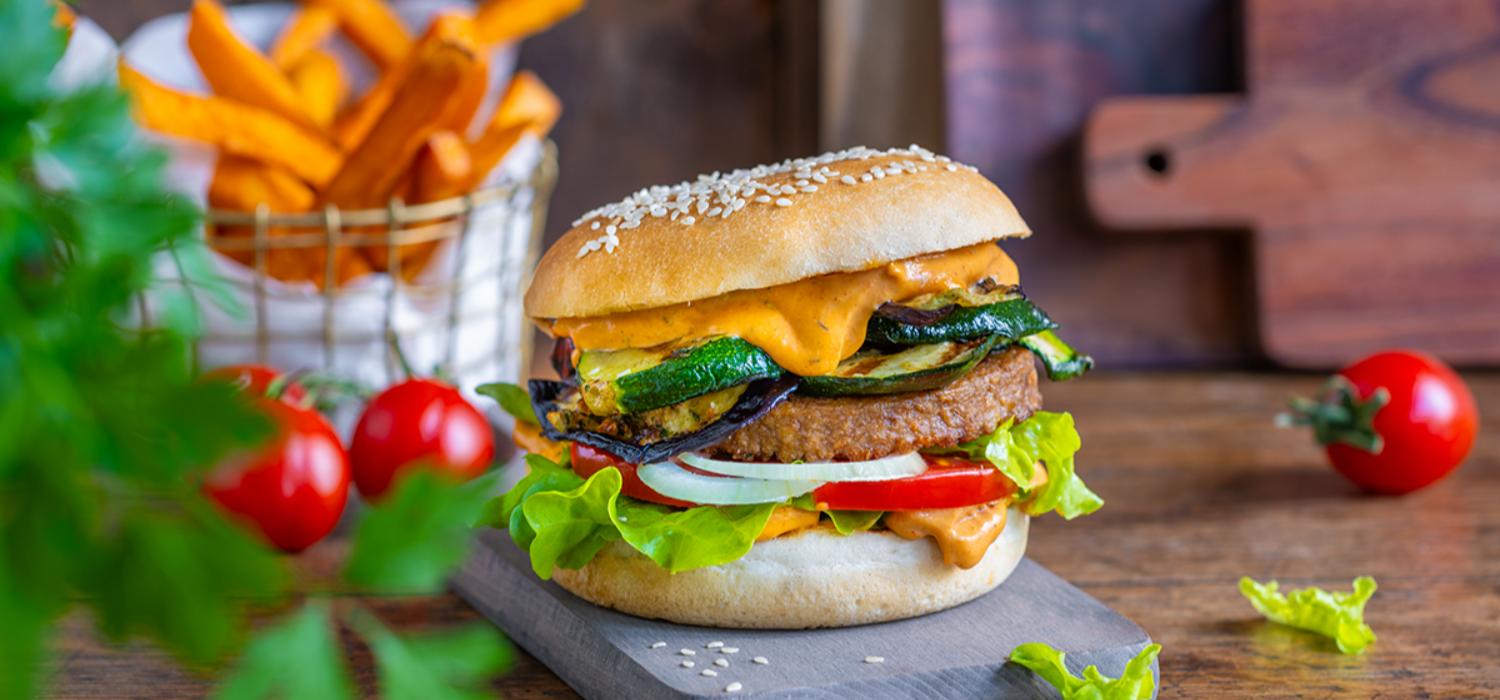 Veganer Burger mit Grillgemüse