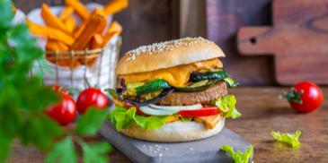 Veganer Burger mit Grillgemüse