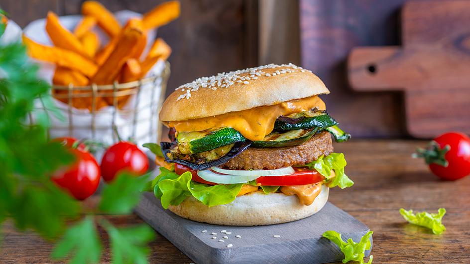 Veganer Burger mit Grillgemüse